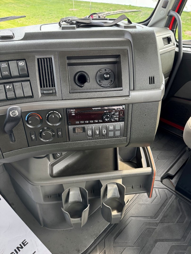 2020 VOLVO VNR300 - USED TRUCKS DAY CAB - image 16